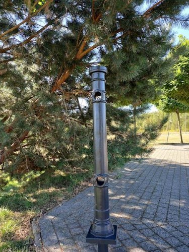 słupek bariery żeliwny H-1037mm plener.jpg