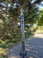 słupek bariery żeliwny H-1037mm plener.jpg