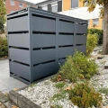 Obudowa-na-pojemniki-komunalne-3-stanowiska-plener.jpg