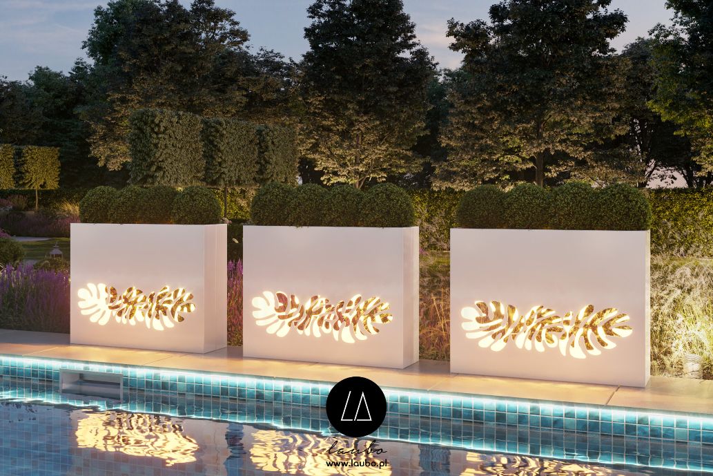 Donice podświetlane Laubo Lumi Monstera przy przydomowym tarasie